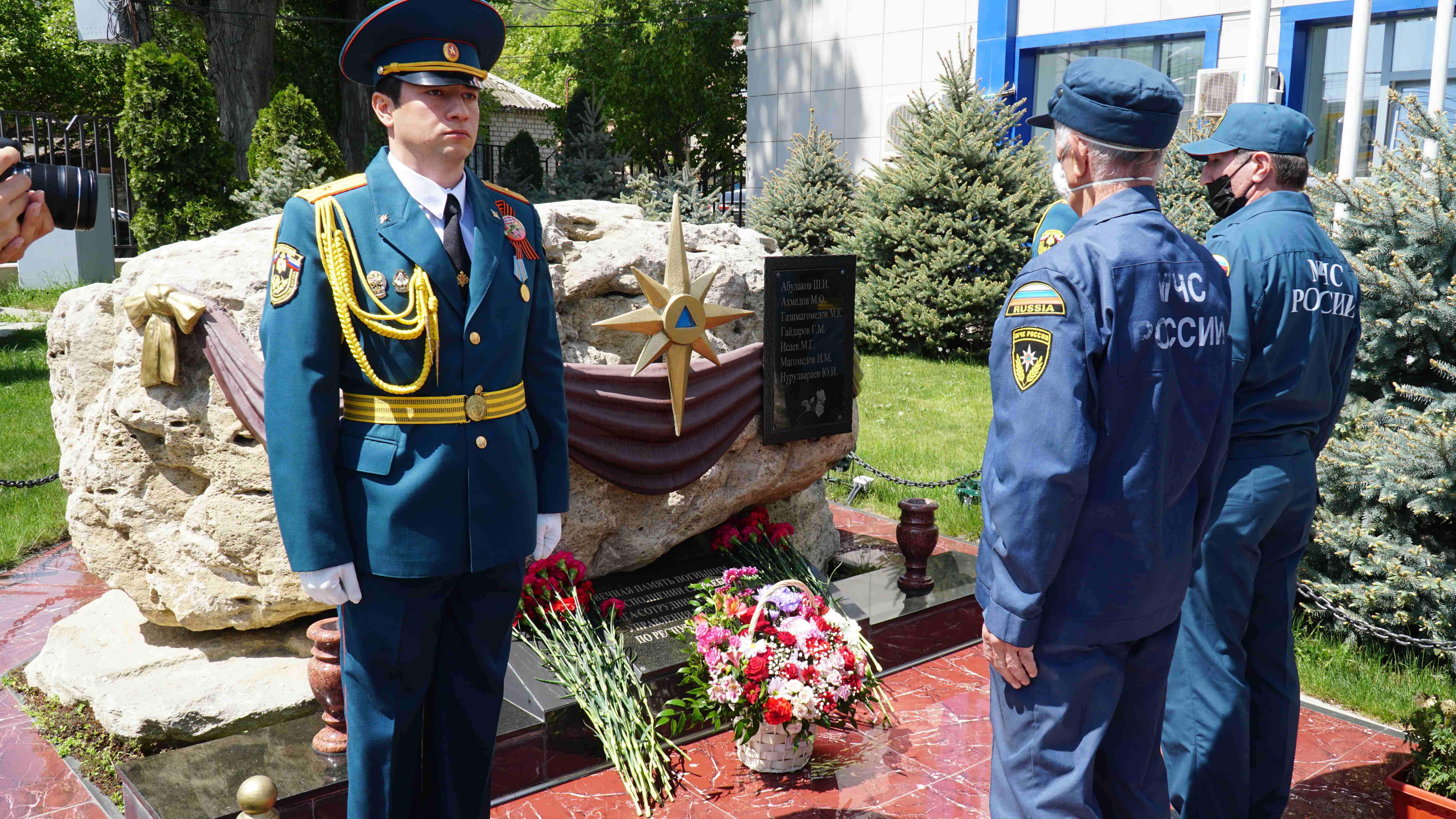 Служебный долг сотрудника. День памяти сотрудников МЧС. Праздник день памяти сотрудников МЧС погибших при исполнении. Памятник сотрудникам МЧС В Пятигорске. Мемориалы сотрудников МЧС Москва.